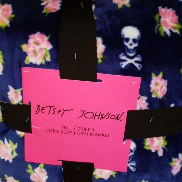 Sat Sale Betsey Johnson skull blanket ultra soft - Picture 2 of 3